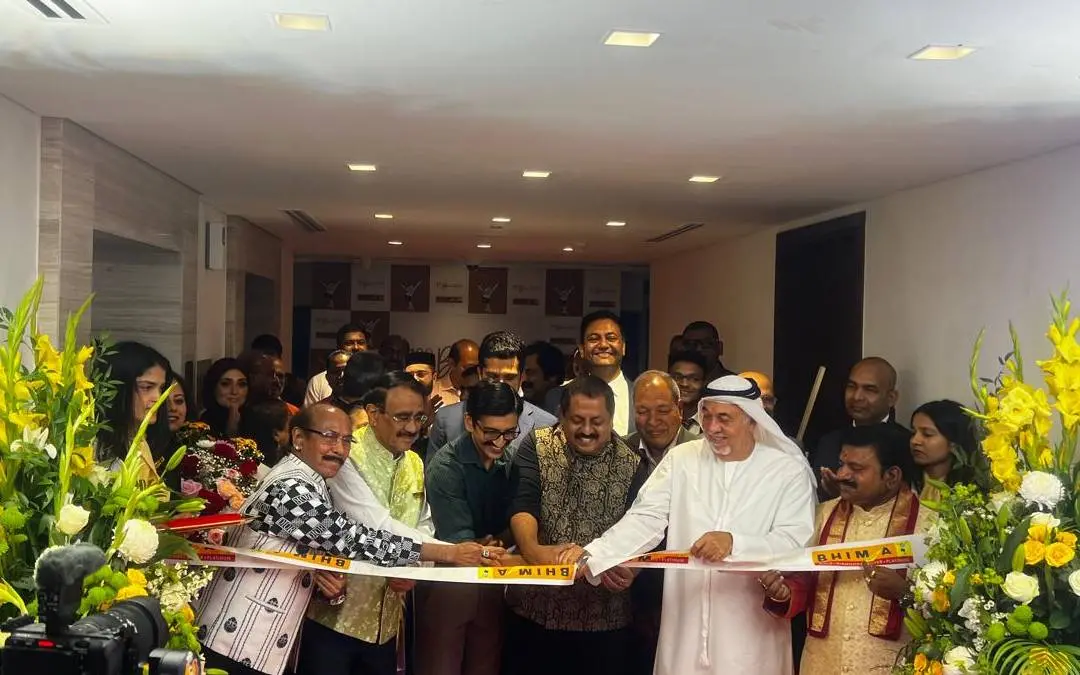 ദുബായിലെ ഭീമ ജ്വല്ലേഴ്‌സിന്റെ പുതിയ ഹെഡ് ഓഫീസ് ഉദ്ഘാടന ചടങ്ങില്‍ തിരുവിതാംകൂര്‍ രാജകുടുംബാംഗം അവിട്ടം തിരുനാള്‍ ആദിത്യവര്‍മ്മ, ഏരീസ് ഗ്രൂപ്പ് ചെയര്‍മാന്‍ സോഹന്‍ റോയ്, തൗഹിദ് അബ്ദുല്ല, ബി.ഗോവിന്ദന്‍, ബി.ബിന്ദു മാധവ്, അരുണ്‍ യോഗിരാജ്, അജു എബ്രഹാം, ജാക്‌സണ്‍ തുടങ്ങിയവര്‍.