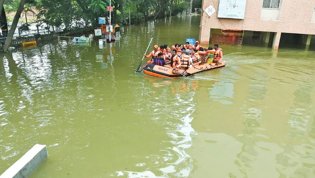 യെലഹങ്കയിലെ അപ്പാര്ട്ട്മെന്റിലുള്ളവരെ ഒഴിപ്പിക്കുന്നു | ഫോട്ടോ: മാതൃഭൂമി