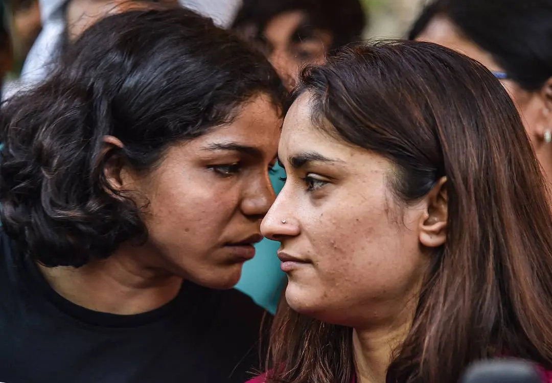 സമരത്തിനിടെ വിനേഷ് ഫൊഗാട്ടും സാക്ഷി മാലിക്കും | Photo: PTI