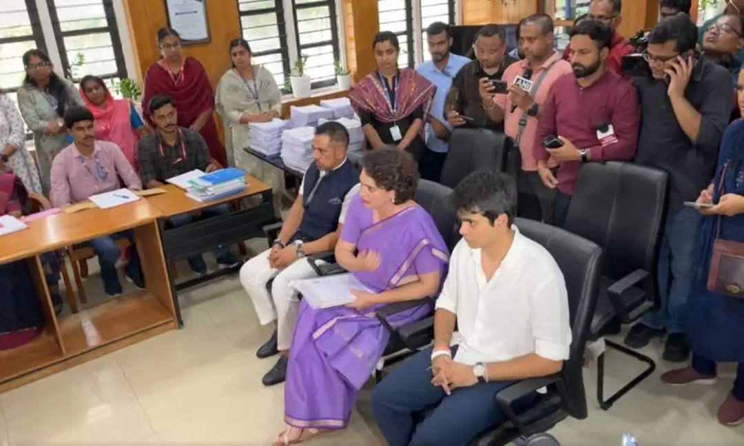 പ്രിയങ്ക ഗാന്ധി പത്രിക സമര്പ്പിക്കാനെത്തിയപ്പോള്. ഭര്ത്താവും മകനും സമീപം | Photo: Mathrubhumi