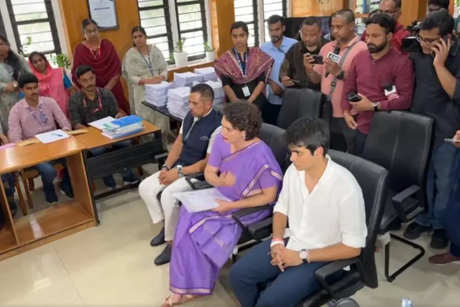 പ്രിയങ്ക ഗാന്ധിക്ക് തിരഞ്ഞെടുപ്പ് അരങ്ങേറ്റം, പത്രിക സമര്പ്പിച്ചു; സാക്ഷിയായി മകനും ഭര്ത്താവും