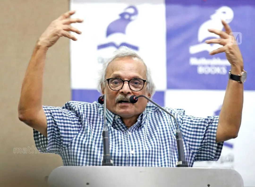 മാതൃഭൂമി ബുക്സ് പ്രസിദ്ധീകരിക്കുന്ന സുഭാഷ് ചന്ദ്രന്റെ 'ജ്ഞാനസ്നാനം' എന്ന പുസ്തകം പ്രതിപക്ഷനേതാവ് വി.ഡി.സതീശന് നൽകി പ്രകാശനം ചെയ്ത ശേഷം എം.മുകുന്ദൻ സംസാരിക്കുന്നു | ഫോട്ടോ: പി.പി. ബിനോജ് / മാതൃഭൂമി
