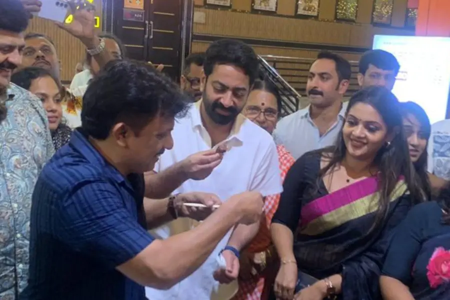 ചിരിയുടെ പൂത്തിരി കത്തിച്ച് 'പൊറാട്ട് നാടകം', കേക്ക് മുറിച്ച് മധുരം പങ്കിട്ട് വിജയാഘോഷം