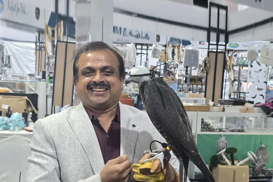 ഫാല്‍ക്കണ്‍ പക്ഷികളെ തേടി ഡോ. സുബൈര്‍ മേടമ്മല്‍ ബഹ്‌റൈനില്‍