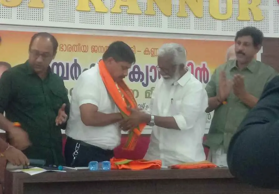 കുമ്മനം രാജശേഖരനിൽ നിന്നും മുൻ ഡിവൈ.എസ്.പി. പി. സുകുമാരൻ അംഗത്വം സ്വീകരിക്കുന്നു | Photo:Facebook