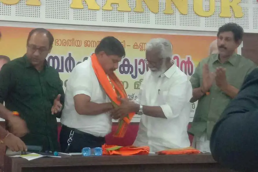 അരിയിൽ ഷുക്കൂർ വധക്കേസ് അന്വേഷിച്ച മുൻDySP പി സുകുമാരൻ BJPയിൽ; കുമ്മനത്തിൽനിന്ന് അംഗത്വം സ്വീകരിച്ചു
