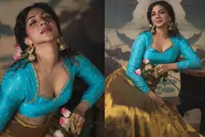 നീല ബ്ലൗസിലും കസവ് പാവാടയിലും വശ്യതയോടെ മഡോണ; ട്രഡീഷണല്‍ ഫോട്ടോഷൂട്ട്