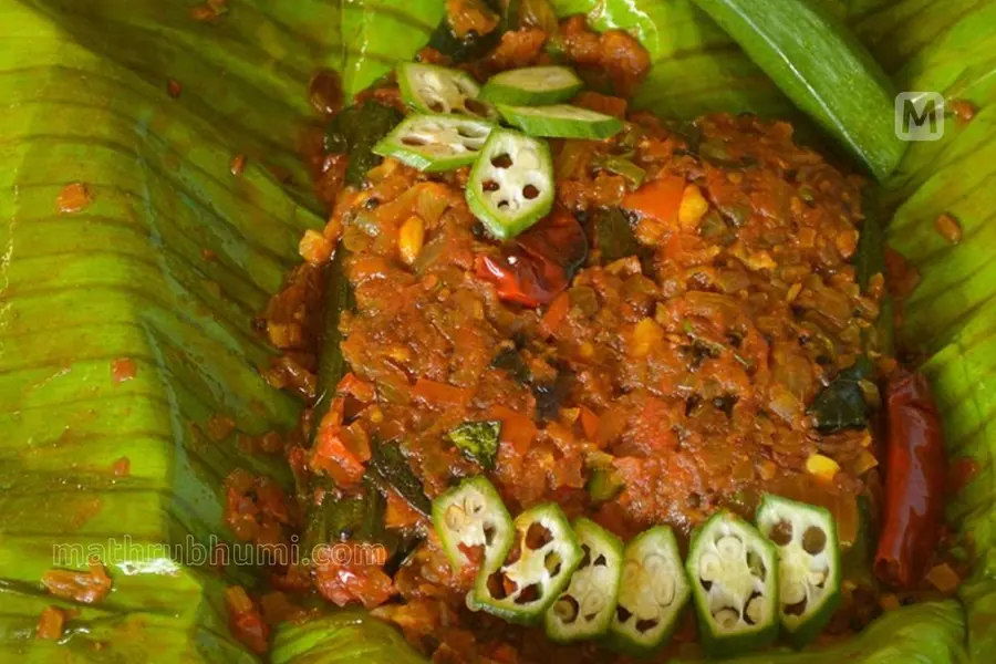 വെണ്ടയ്ക്ക ഇങ്ങനെ കഴിച്ചിട്ടുണ്ടോ ; വാഴയിലയില് പൊള്ളിച്ച ഉഗ്രന് വിഭവം