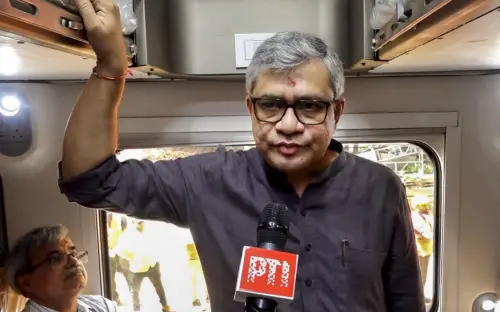 കേന്ദ്രമന്ത്രി അശ്വിനി വൈഷ്ണവ് വന്ദേഭാരത് സ്ലീപ്പർ നിർമാണ പ്രവർത്തികൾ വിലയിരുത്തുന്നു | Photo: PTI