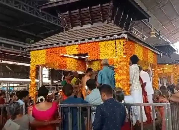 ഗുരുവായൂര് ക്ഷേത്ര നടയിലെ മണ്ഡപങ്ങളിലൊന്ന്