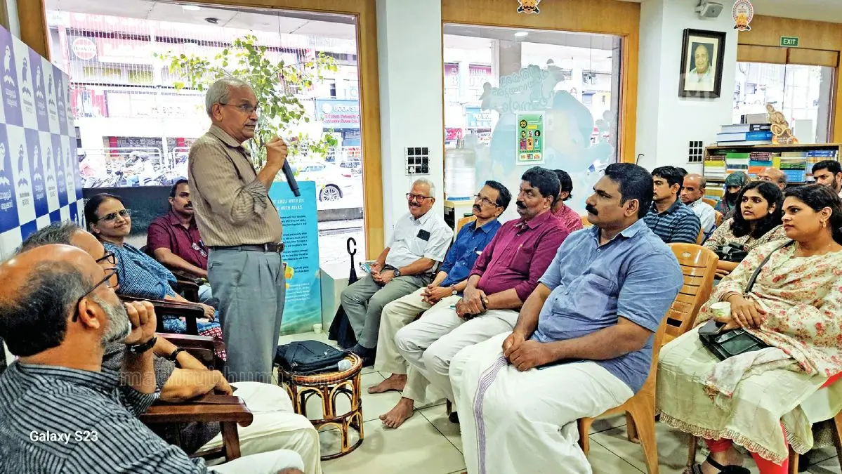 മാതൃഭൂമി ബുക്സിൽ നടന്ന 'അമ്മയുടെ ഓർമ്മപ്പുസ്തകം' പുസ്തകചർച്ചയിൽ സാഹിത്യനിരൂപകൻ ഡോ. സി. രാജേന്ദ്രൻ സംസാരിക്കുന്നു.
