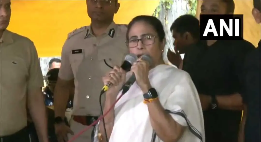 പ്രതിഷേധക്കാർക്കിടയിൽ മമതാ ബാനർജി സംസാരിക്കുന്നു | Photo: ANI