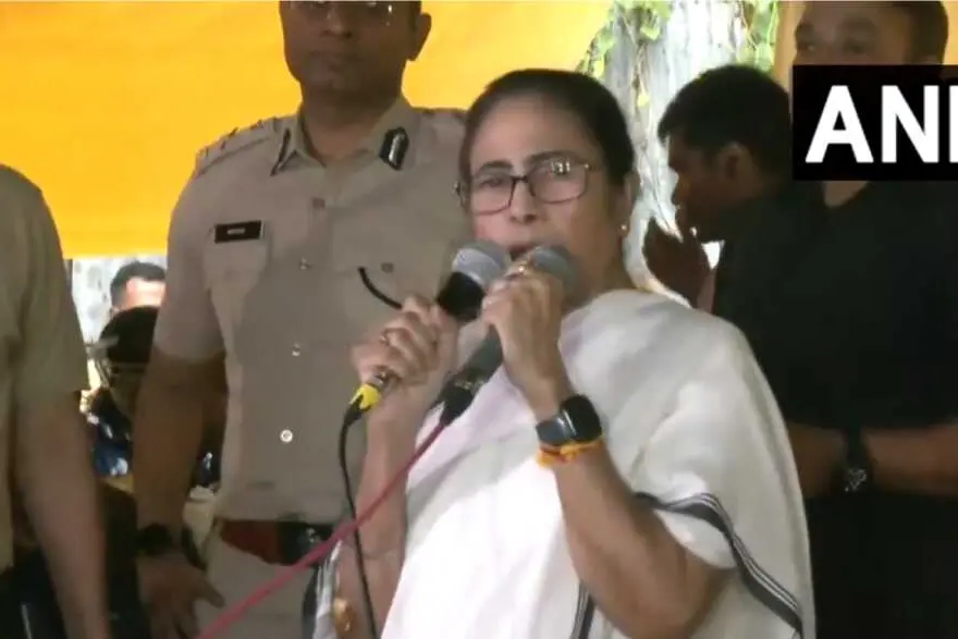 'മുഖ്യമന്ത്രിയായല്ല, സഹോദരിയായാണ് അഭ്യർഥിക്കുന്നത്'; പ്രതിഷേധക്കാർക്കരികിലെത്തി മമത ബാനർജി