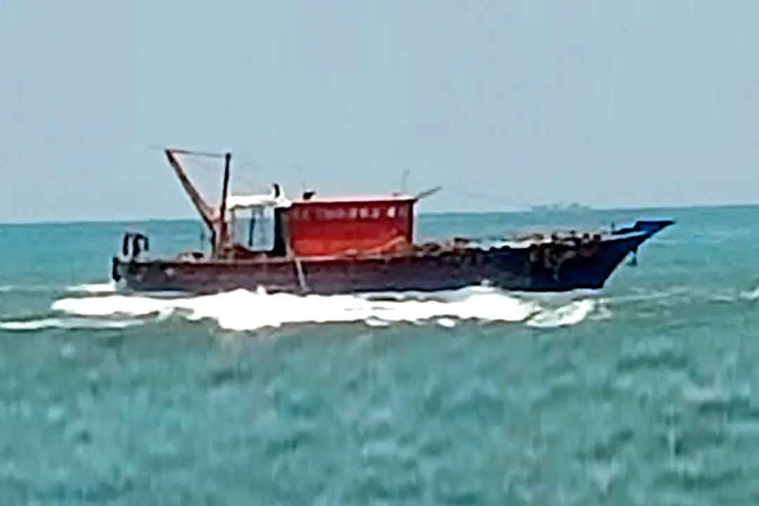 തിരുമുല്ലവാരത്ത് കടലിലകപ്പെട്ട ബോട്ട്