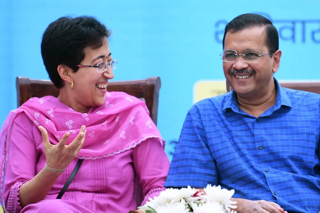 നിയുക്ത ഡൽഹി മുഖ്യമന്ത്രി അതിഷിയും അരവിന്ദ് കെജ്‍രിവാളും | Photo: Asian News International
