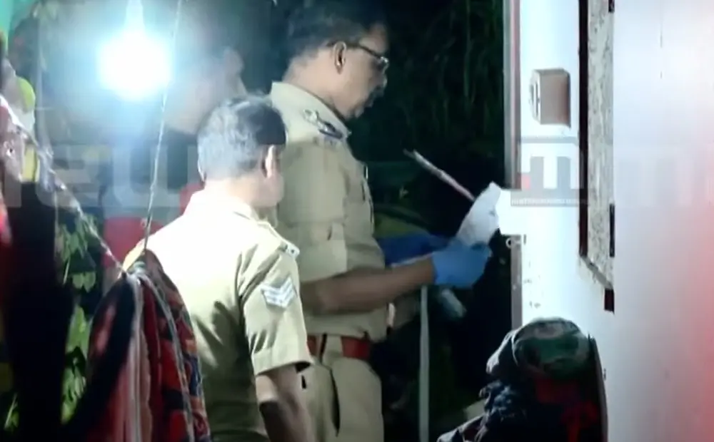 രതീഷിന്റെ വീട്ടിൽ പോലീസ് പരിശോധന നടത്തുന്നു