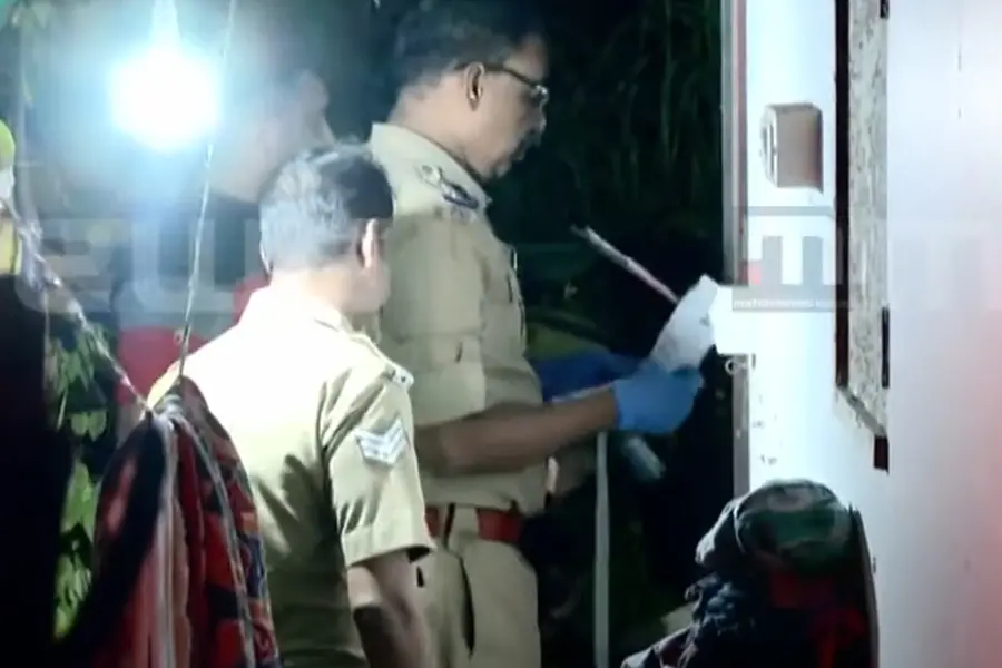 കാണാതായ കുഞ്ഞിന്റെ മൃതദേഹം ശൗചാലയത്തില്; കൊന്ന് കുഴിച്ചിട്ടെന്ന് അമ്മയും ആണ്സുഹൃത്തും