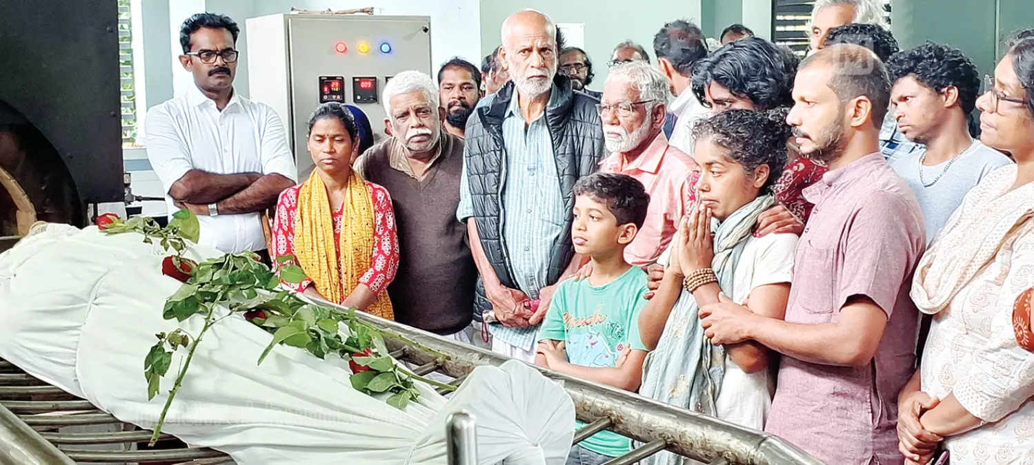 തൃശ്ശിലേരി ശാന്തികവാടത്തിലെത്തിച്ച കെ.ജെ. ബേബിയുടെ മൃതദേഹത്തിനു സമീപം മകൾ ശാന്തിപ്രിയ, ഭർത്താവ് സുനിൽ, മകൻ വനമാലി, തുടങ്ങിയവർ.