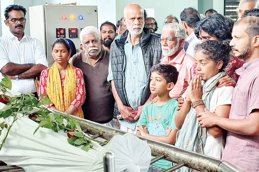 അഗ്‌നിയെടുത്തു, 'കനവി'ന്റെ ശില്പിയെ; പാട്ട് പാടി മകളുടെ യാത്രാമൊഴി