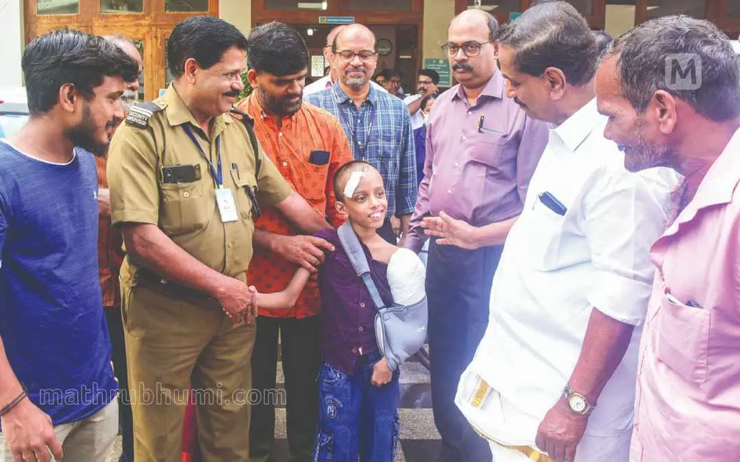 ചൂരൽമല ഉരുൾപൊട്ടലിൽ ഗുരുതര പരിക്കേറ്റ് കോഴിക്കോട് മെഡിക്കൽ കോളേജ് മാതൃ-ശിശു സംരക്ഷണകേന്ദ്രത്തിലെ ചികിത്സയിലൂടെ ജീവിതം തിരിച്ചുപിടിച്ച അവ്യക്തിനെ ആരോഗ്യപ്രവർത്തകരും തോട്ടത്തിൽ രവീന്ദ്രൻ എം.എൽ.എ.യും ചേർന്ന് യാത്രയാക്കുന്നു.