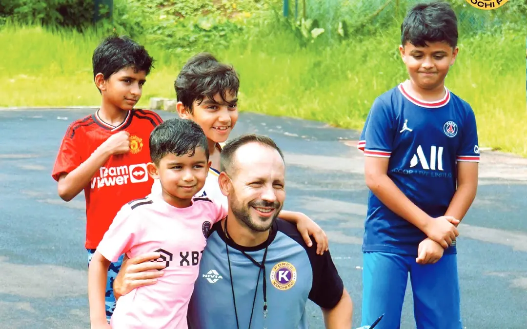 സൂപ്പര് ലീഗ് കേരള ടീമായ ഫോഴ്സാ കൊച്ചിയുടെ പരിശീലകന് മരിയോ ലെമോസ് പരിശീലനത്തിനിടെ കുട്ടികള്ക്കൊപ്പം ഫോട്ടോയ്ക്ക് പോസ് ചെയ്തപ്പോള് (ക്ലബ്ബ് സാമൂഹികമാധ്യമത്തില് പങ്കുവെച്ചത്)