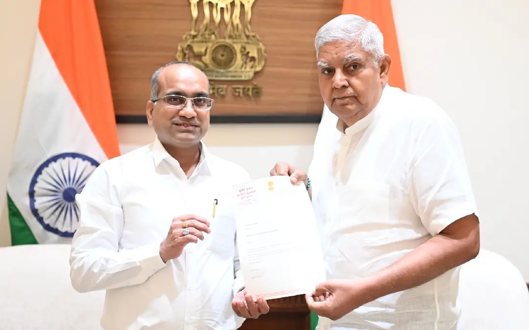 സുജീത് കുമാറിൻ്റെ രാജി ജ​ഗദീപ് ധൻകർ സ്വീകരിക്കുന്നു | Photo: 'X' @VPIndia
