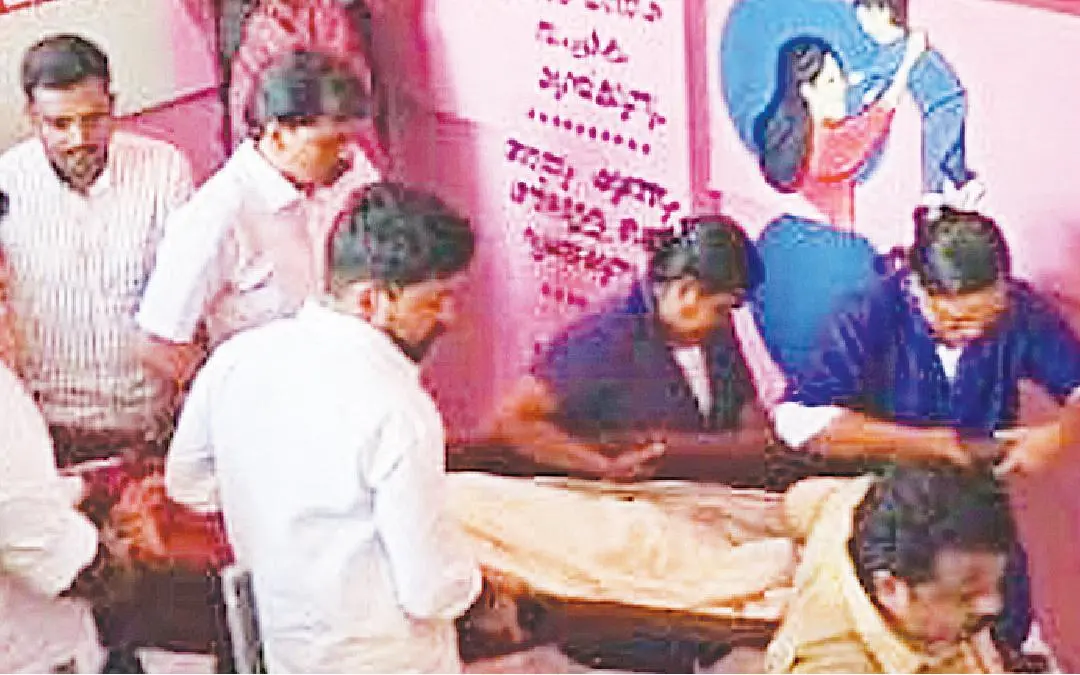 പത്തനംതിട്ട ജനറൽ ആശുപത്രിയിൽ രോഗിയെ തുണിയിൽ കെട്ടിയ സ്ട്രെച്ചറിൽ ചുമന്നിറക്കുന്നു