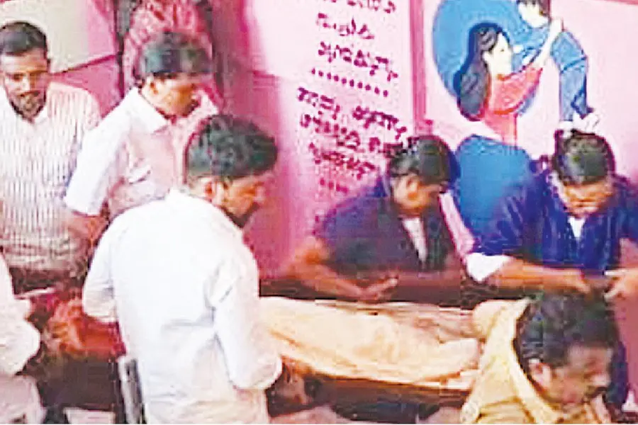 ഇവിടെ രോഗികൾ മുളങ്കമ്പ് സ്ട്രെച്ചറിൽ,ലിഫ്റ്റ് കേടായിട്ട് ഒരാഴ്ച; പത്തനംതിട്ട ജനറൽ ആശുപത്രിയിൽ ദുരിതം