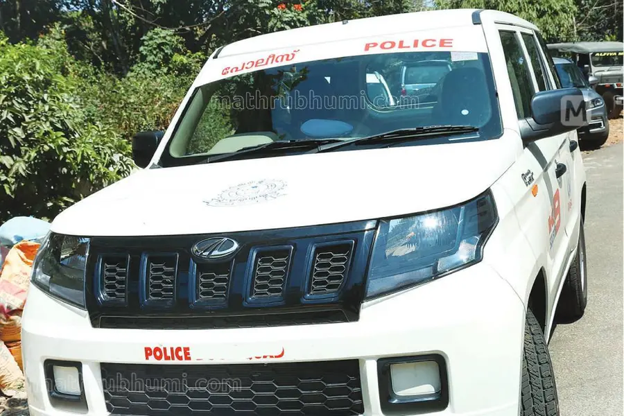ആലപ്പുഴയില് കാമുകനെ വീട്ടില്കയറി വെട്ടിപ്പരിക്കേല്പ്പിച്ച് മുന് കാമുകന് യുവതിയുമായി കടന്നു