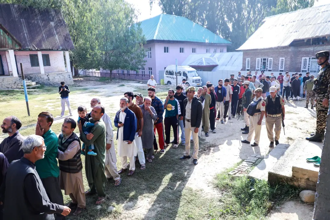 ജമ്മു കശ്മീർ തിരഞ്ഞെടുപ്പിൽ വോട്ട് ചെയ്യാനായി വരി നിൽക്കുന്നവർ | Photo: ANI
