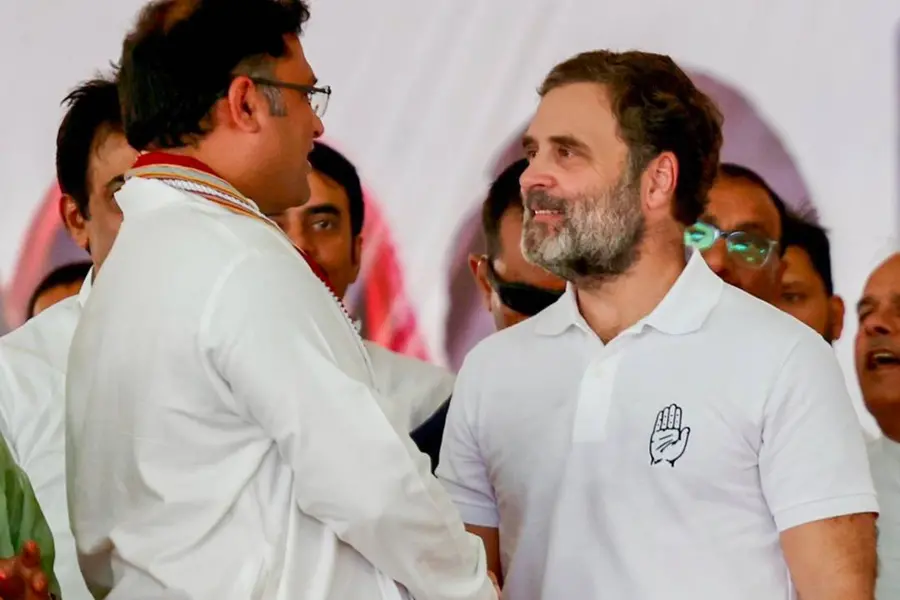 രാവിലെ ബിജെപിക്ക് വേണ്ടി വോട്ട് ചോദിച്ചു; വൈകുന്നേരം കോണ്ഗ്രസില് ചേര്ന്ന് അശോക് തന്വര്
