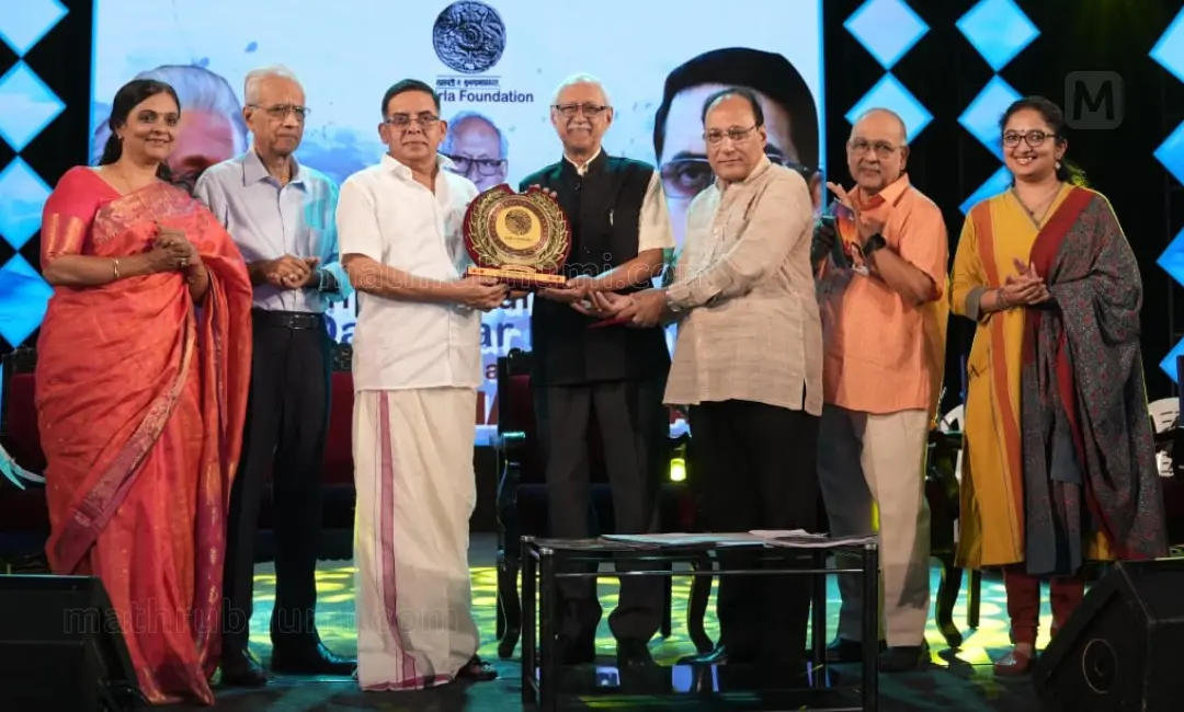 പ്രഭാവര്‍മ ദാമോദര്‍ മൗസോയില്‍ നിന്നും സരസ്വതി സമ്മാന്‍ സ്വീകരിക്കുന്നു