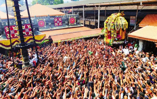 .കൊല്ലൂർ മൂകാംബിക ക്ഷേത്രത്തിൽ നവരാത്രി ആഘോഷത്തിന്റെ ഭാഗമായി ചൊവ്വാഴ്ച നടന്ന രഥോത്സവത്തിനുശേഷം തന്ത്രി നിത്യാനന്ദ അഡിഗ എറിയുന്ന നാണയങ്ങൾക്കായി കൈനീട്ടുന്ന ഭക്തർ (ഫയല് ചിത്രം)