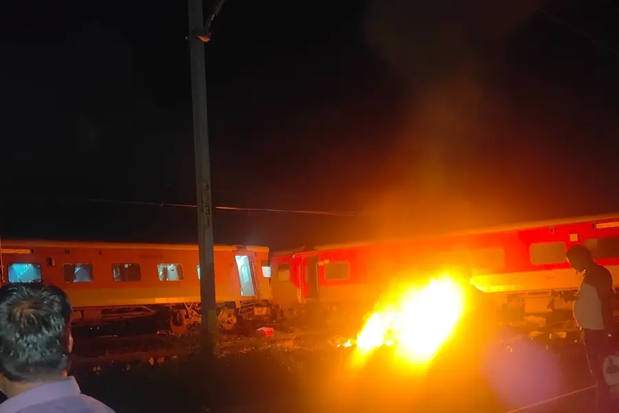 തമിഴ്നാട്ടില് ട്രെയിനുകള് കൂട്ടിയിടിച്ച് അപകടം; കോച്ചുകൾക്ക് തീപ്പിടിച്ചു