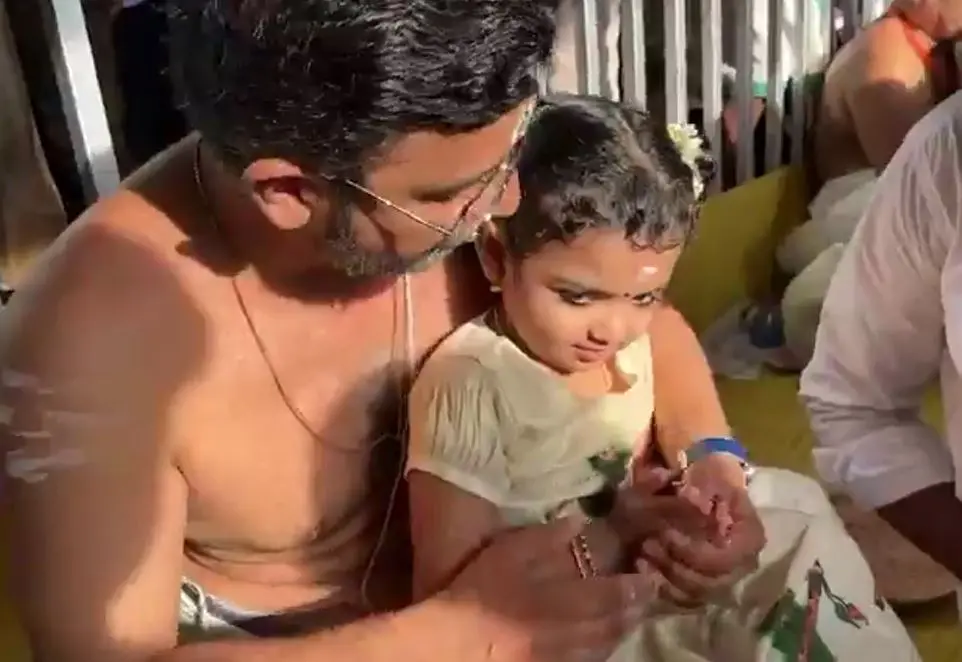 പനച്ചിക്കാട് ദക്ഷിണ മൂകാംബി ക്ഷേത്രത്തില് കുട്ടിയെ എഴുത്തിനിരുത്തുന്നു.