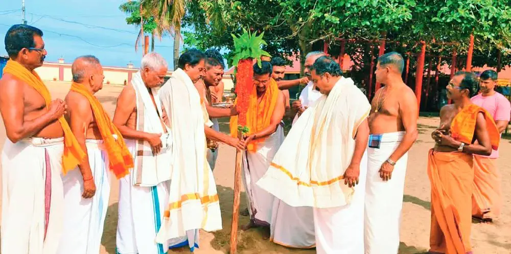 പൊന്മന കാട്ടില് മേക്കതില് ദേവീക്ഷേത്രത്തിലെ കുടിലുകളുടെ കാല്നാട്ടുകര്മം മേല്ശാന്തി വിനോദ്, ക്ഷേത്രം പ്രസിഡന്റ് അനില് ജോയ്, സെക്രട്ടറി പി.സജി, ഖജാന്ജി ആര്.സത്യനേശന് എന്നിവരുടെ നേതൃത്വത്തില് നിര്വഹിക്കുന്നു