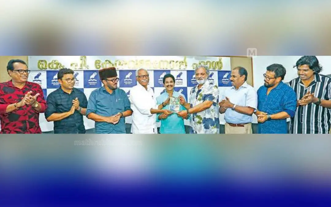മാതൃഭൂമി ബുക്സ് പ്രസിദ്ധീകരിച്ച നടൻ വിനോദ് കോവൂരിന്റെ ഓർമ്മക്കുറിപ്പുകളുടെ സമാഹാരം 'വിനോദയാത്ര' പുസ്തകം എം. എൻ. കാരശ്ശേരി ജോയ് മാത്യുവിന് നൽകി പ്രകാശനം ചെയ്യുന്നു. മണി ഷൊർണൂർ, നിയാസ് ബക്കർ, എം. പി. അബ്ദുസ്സമദ് സമദാനി എം.പി., ഗ്രന്ഥകാരൻ വിനോദ് കോവൂർ, ടി. പി. രാമചന്ദ്രൻ, മണികണ്ഠൻ പട്ടാമ്പി, ഉണ്ണിരാജ് ചെറുവത്തൂർ എന്നിവർ സമീപം.