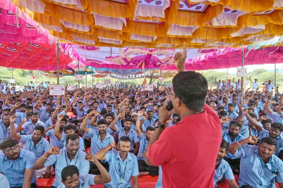 സമ്മാനങ്ങളിൽ അഭിരമിച്ചില്ല, ഭീഷണിയിൽ പിൻവാങ്ങിയില്ല; കോർപ്പറേറ്റ് ഭീമനെ ഞെട്ടിച്ച ഇന്ത്യൻ സമരവീര്യം