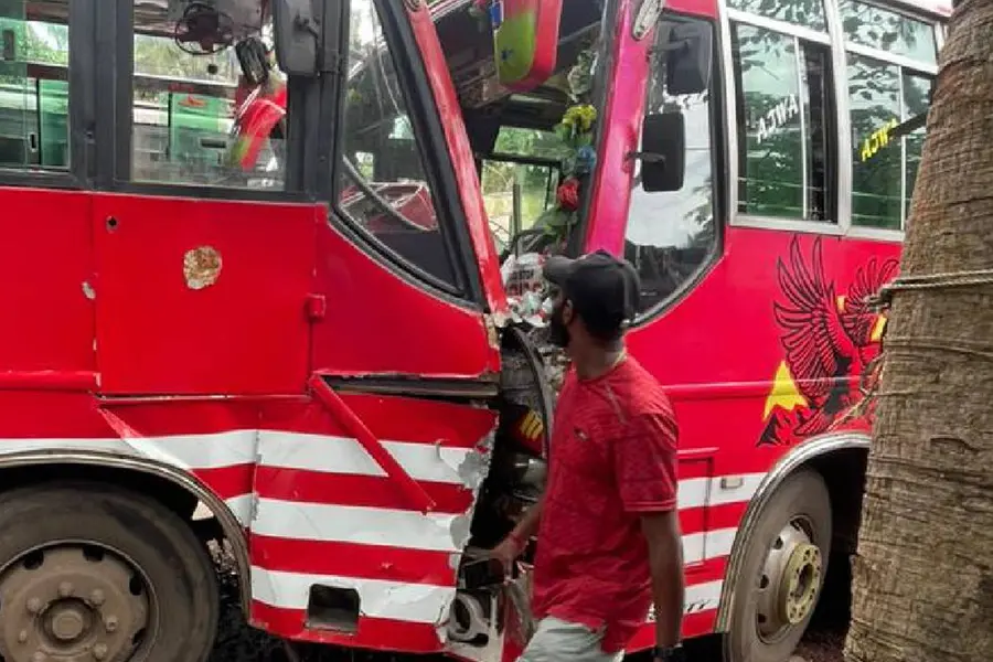 അത്തോളിയില് സ്വകാര്യ ബസുകള് കൂട്ടിയിടിച്ച് അപകടം; നാലുപേരുടെ നില ഗുരുതരം, നിരവധി പേര്ക്ക് പരിക്ക്