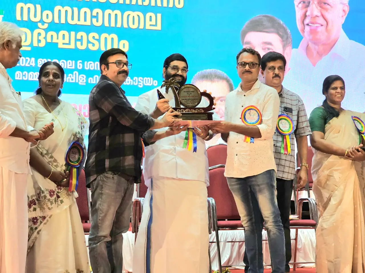 ഊരാളുങ്കല് സൊസൈറ്റിക്ക് 'കോപ്ഡേ പുരസ്കാരം' സമ്മാനിച്ചു