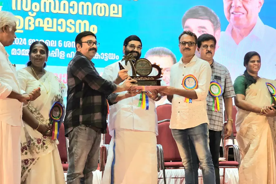ഊരാളുങ്കല് സൊസൈറ്റിക്ക് 'കോപ്ഡേ പുരസ്കാരം' സമ്മാനിച്ചു