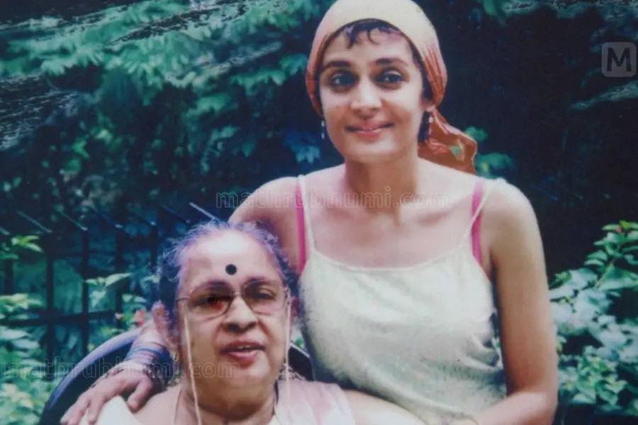 'എഴുത്തുകാരിയായ മകളെ എന്റെ അമ്മ അർഹിക്കുന്നു' ; ഓര്മക്കുറിപ്പുമായി അരുന്ധതി റോയ്