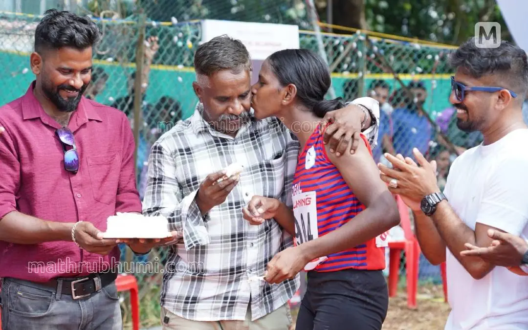 അമൽചിത്രയ്ക്ക് അച്ഛൻ സുധീഷ് കേക്ക് നൽകുന്നു