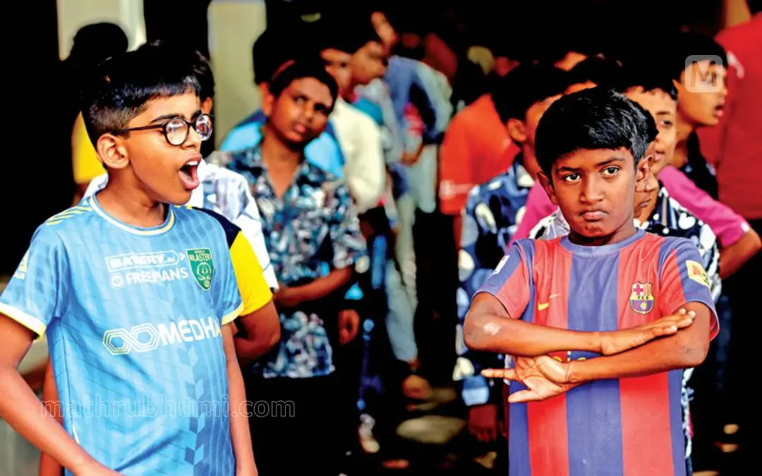 ഭിന്നശേഷി വിദ്യാർഥികളായ വി.എസ്. നവനീതും ബി. അയാസും | Photo: Mathrubhumi