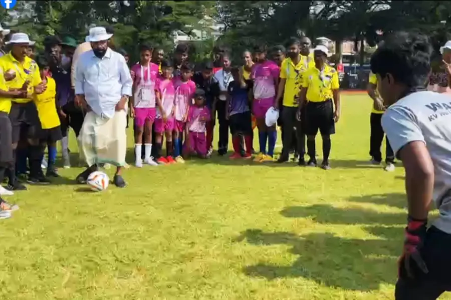 കായിക താരങ്ങളോടൊപ്പം ഫുട്‌ബോള്‍ തട്ടി മന്ത്രി വി. ശിവന്‍കുട്ടി, ആവേശത്തോടെ താരങ്ങള്‍