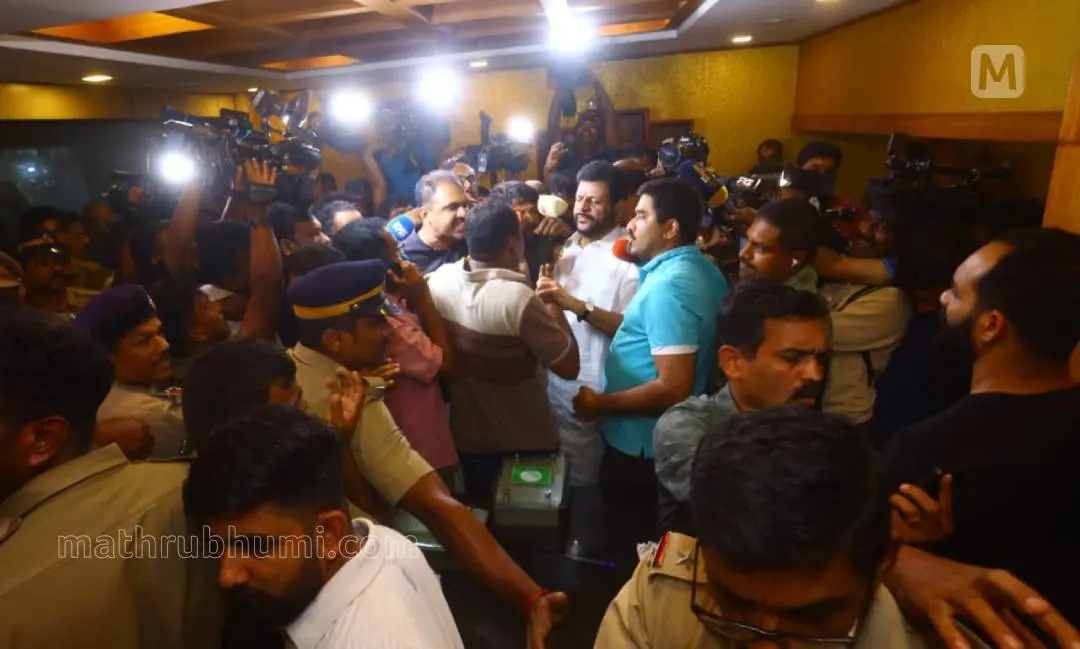 നേതാക്കള്‍ താമസിച്ച ഹോട്ടലില്‍ പാലക്കാട്ടെ പോലീസ് മിന്നല്‍ റെയ്ഡ് നടത്തിയതില്‍ ഉണ്ടായ സംഘര്‍ഷം: ഫോട്ടോ: പി.പി രതീഷ് \ മാതൃഭൂമി