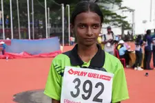 കടംവാങ്ങിയ ബൂട്ടുമായെത്തി, നൂറുമീറ്ററിൽ ഫസ്റ്റ്; തൊഴിലുറപ്പ് കഴിഞ്ഞെത്തിയ അമ്മ കേട്ടത് സന്തോഷവാർത്ത
