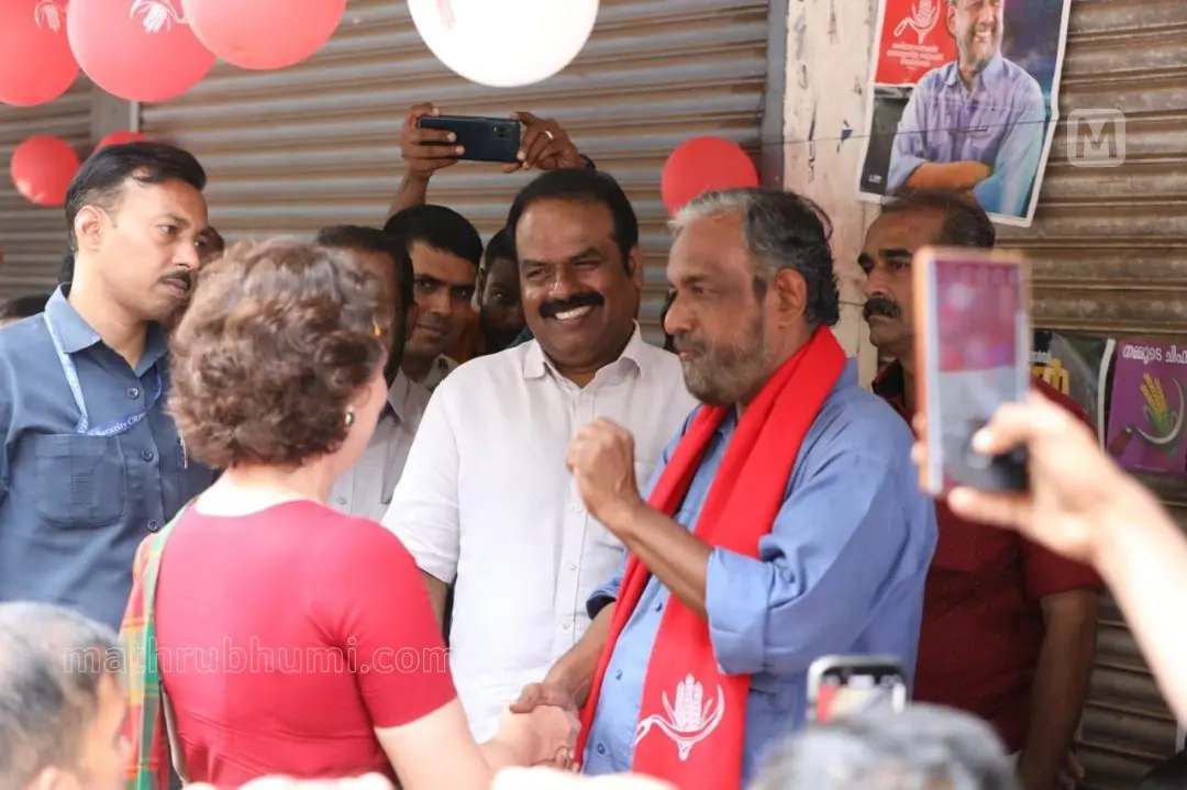 വയനാട് ലോക്സഭാ മണ്ഡലം യു.ഡി.എഫ് സ്ഥാനാർഥി പ്രിയങ്ക ഗാന്ധിയും എൽ.ഡി.എഫ് സ്ഥാനാർഥി സത്യൻ മൊകേരിയും തെരഞ്ഞെടുപ്പ് പ്രചാരണത്തിനിടെ പരസ്പരം കണ്ടുമുട്ടിയപ്പോൾ | ഫോട്ടോ: മാതൃഭൂമി