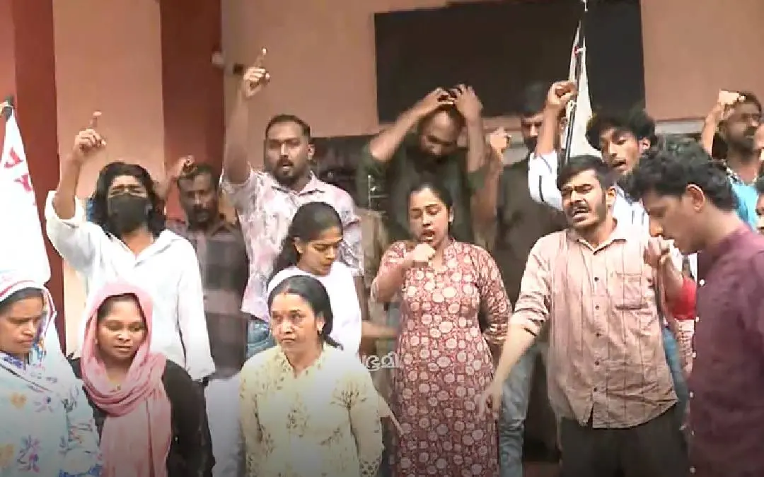മേപ്പാടി പഞ്ചായത്തിന് മുന്നിൽ ഡിവൈഎഫ്ഐ പ്രവർത്തകർ പ്രതിഷേധിക്കുന്നു