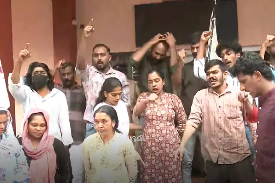 VIDEO | വയനാട്ടിൽ ദുരന്തബാധിതർക്ക് പുഴുവരിച്ച ഭക്ഷ്യകിറ്റ്; പ്രതിഷേധം, വിവാദം